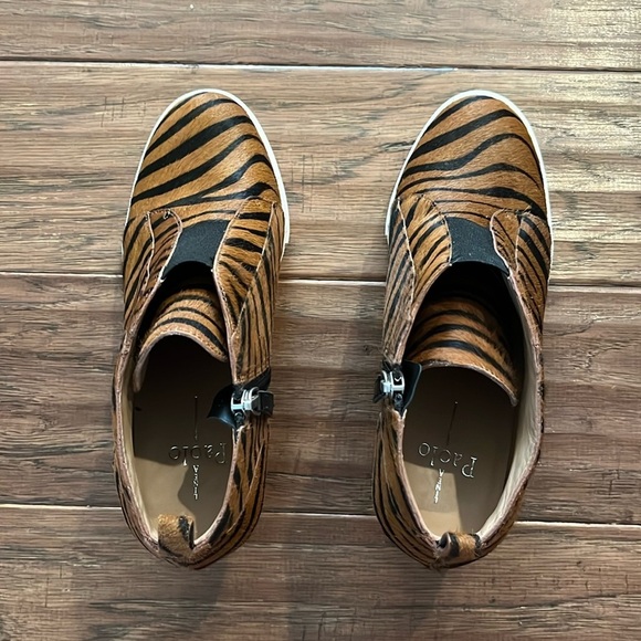 Linea Paola Women’s Felicia Animal Print Sneakers Size 7 - Picture 3 of 8